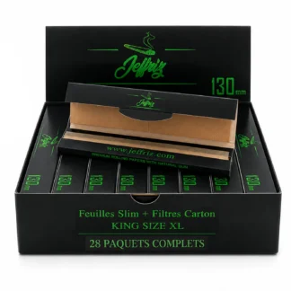 Boîte ouverte JEFFRIZ King Size XL 130 mm de 28 carnets, avec un carnet ouvert montrant les feuilles non blanchies et les filtres carton.