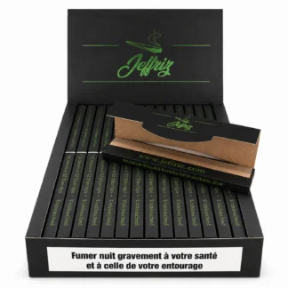 Boîte ouverte JEFFRIZ de 32 carnets, avec un carnet présentant les feuilles non blanchies et les filtres carton inclus.