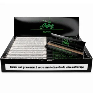 Boîte ouverte JEFFRIZ Brown contenant 50 carnets de 32 feuilles à rouler non blanchies, avec un carnet ouvert au premier plan.
